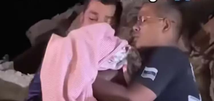 (Vídeo)Mãe e bebê sobrevivem e são resgatados em meio aos escombros na Venezuela