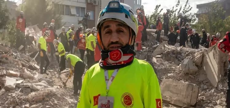 Com apenas 90 cm de altura, homem entra nos escombros e ajuda a salvar sobreviventes de terremoto