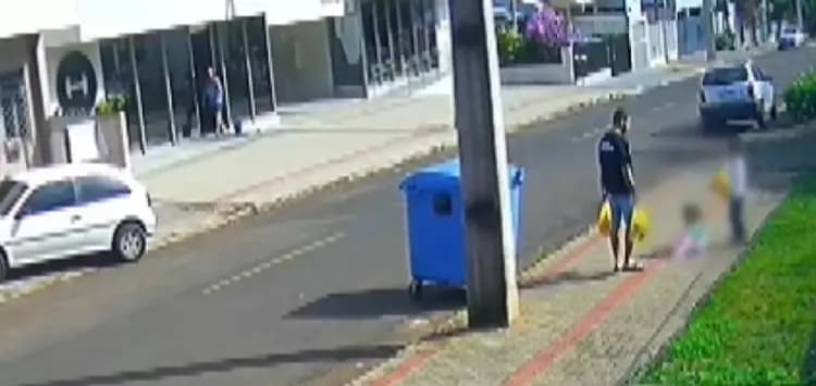 (Vídeo)Pai é filmado agredindo filha de 3 anos no meio da rua; mãe registra boletim de ocorrência e caso é investigado no PR