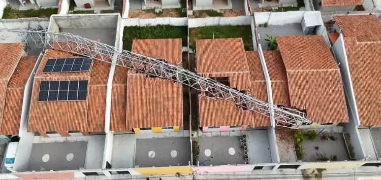 Antena de telefonia de 42 metros cai sobre quatro casas na Grande Natal