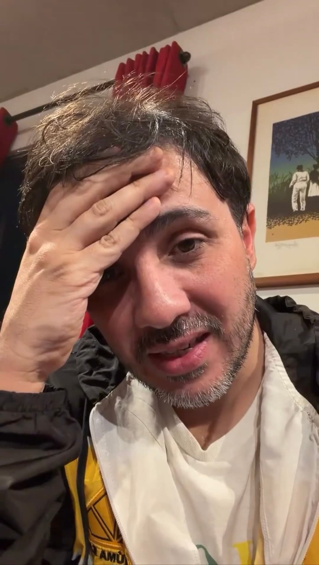 [VÍDEO]Renan Santos rebate especulações após mostrar novas cortinas vermelhas: “Eu jamais vou votar no Lula, isso é só uma cortina”