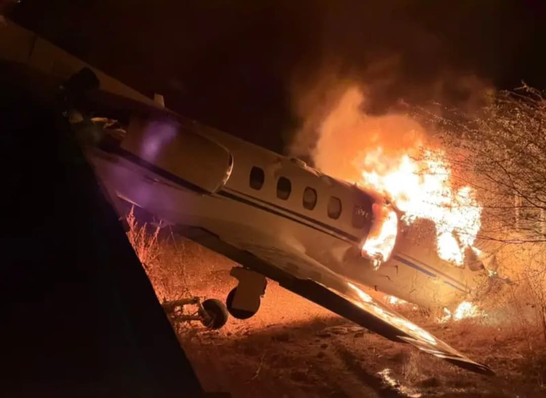 Avião com cantor Rey Vaqueiro sai da pista e pega fogo durante pouso em Parelhas