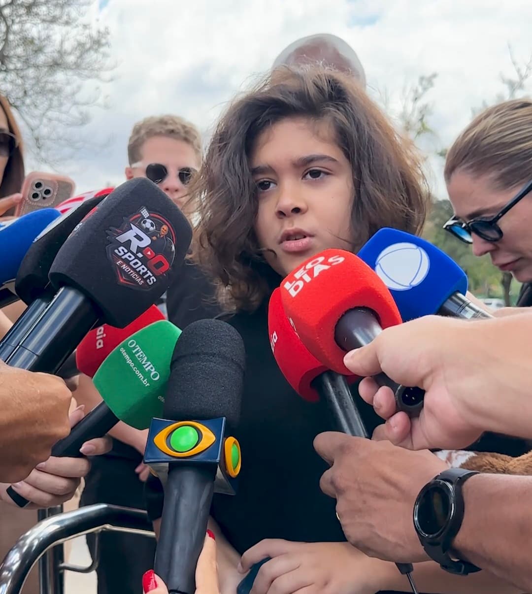 [VÍDEO]"Continuará no meu coração": filho de Bruno  Avelar fala durante velório