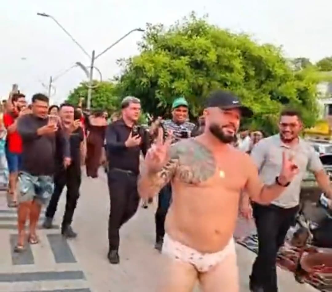[VÍDEO]Eleitor de Flávio perde aposta eleitoral e desfila de calcinha na orla de Santarém (PA)