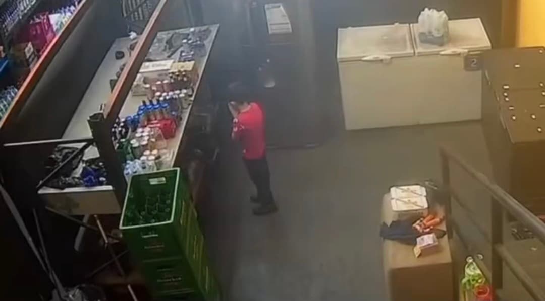 [VÍDEO]Garoto se esconde durante assalto à loja da família e faz oração para que ninguém de machuque