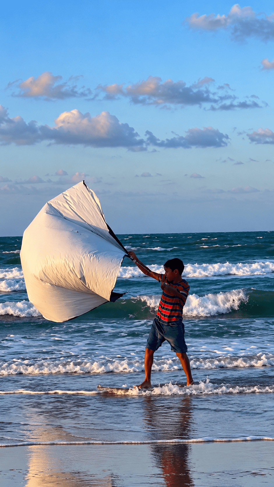 [VÍDEO]Sem equipamento e cheio de sonhos, criança improvisa kitesurf no Ceará e vídeo emociona a web