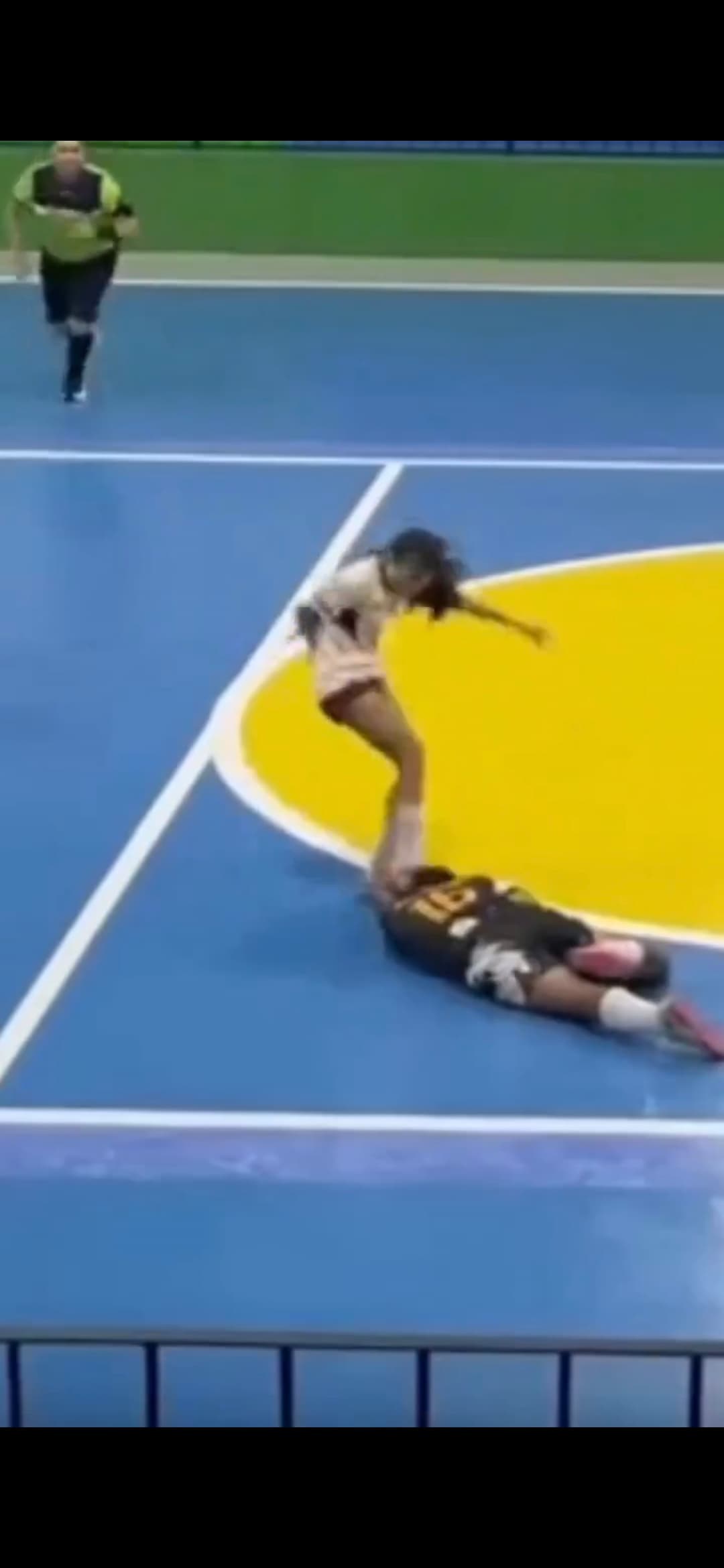 (Vídeo)jogadora agr1de adversária de forma cov@rde durante campeonato de futsal feminino no Ceará