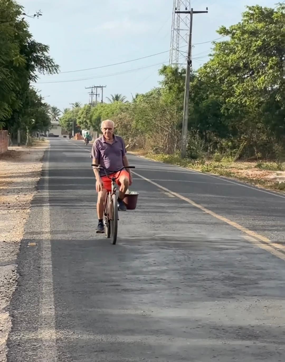 [VÍDEO]Aos quase 90 anos, Zé Alfrânio impressiona com disposição ao andar de bicicleta no Ceará