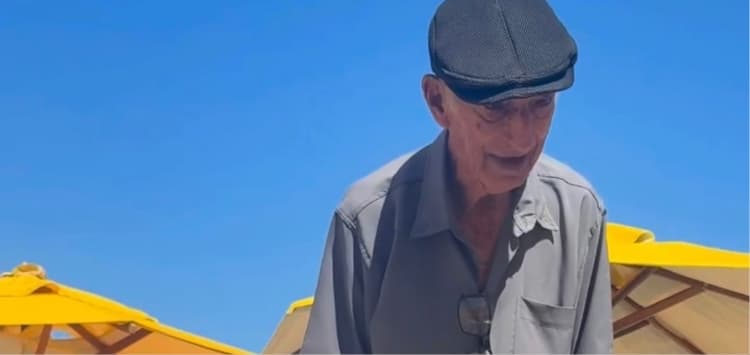 (Vídeo)Idoso de 85 anos vende pudins na praia em Pernambuco para conseguir pagar exames e comove a web