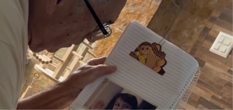 (Vídeo)Avô Natalense que não usa Instagram guarda fotos em caderno com direito a legendas e comentários