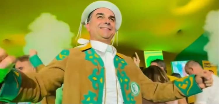 Flávio Bolsonaro adota traje de vaqueiro e chama atenção durante convenção na Paraíba