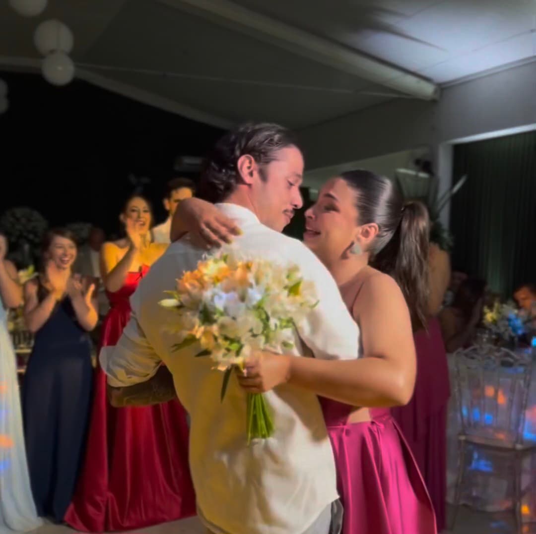 [VÍDEO]Ela achou que ia pegar o buquê, mas ganhou um pedido de casamento