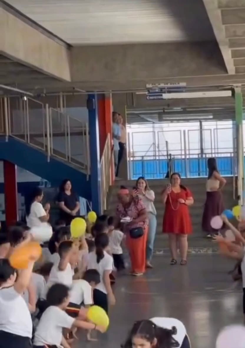 [VÍDEO]Após 14 anos, inspetora escolar se aposenta e chora com homenagem de alunos e educadores