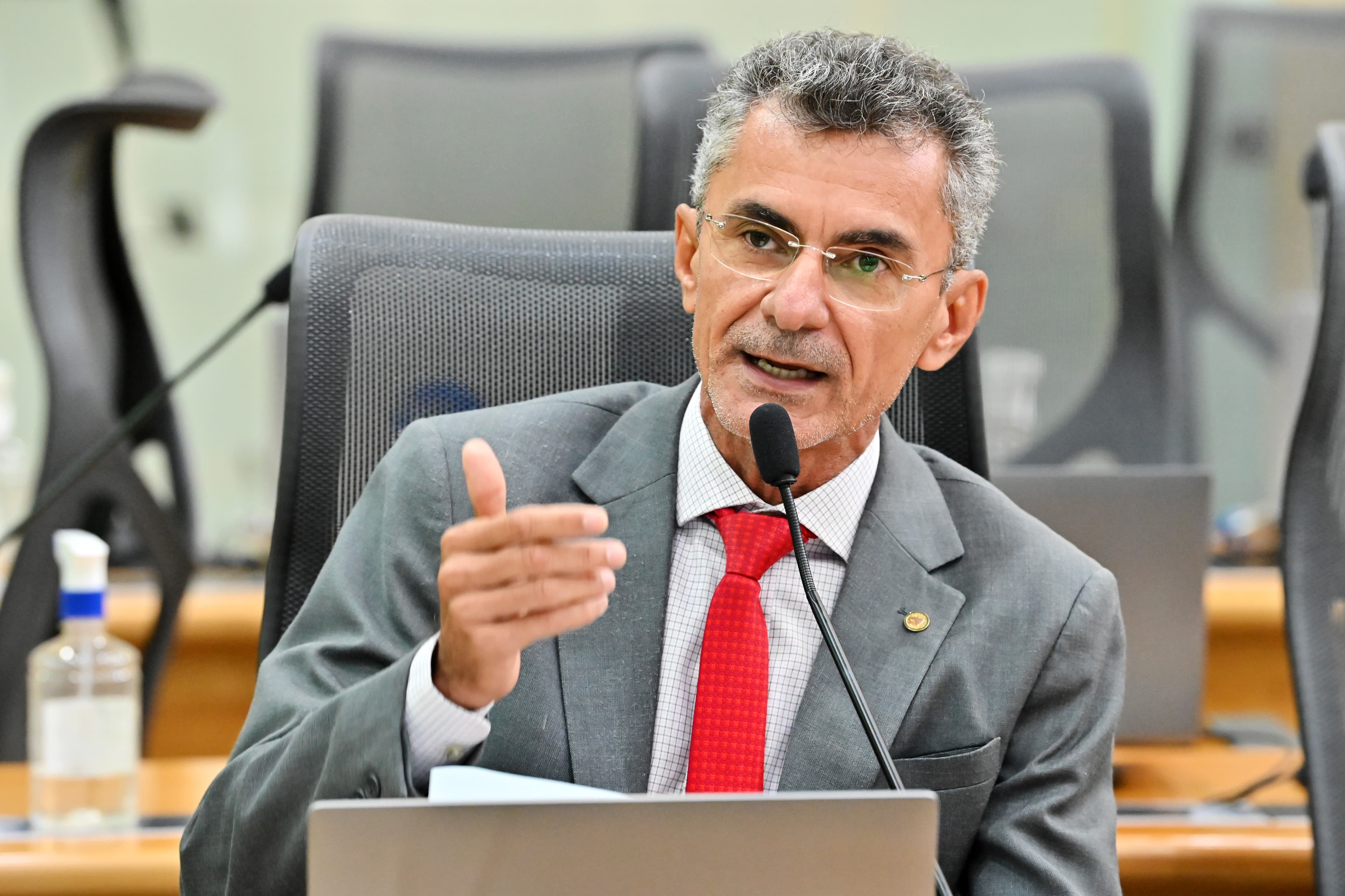 Francisco do PT homenageia professores e destaca papel transformador da educação