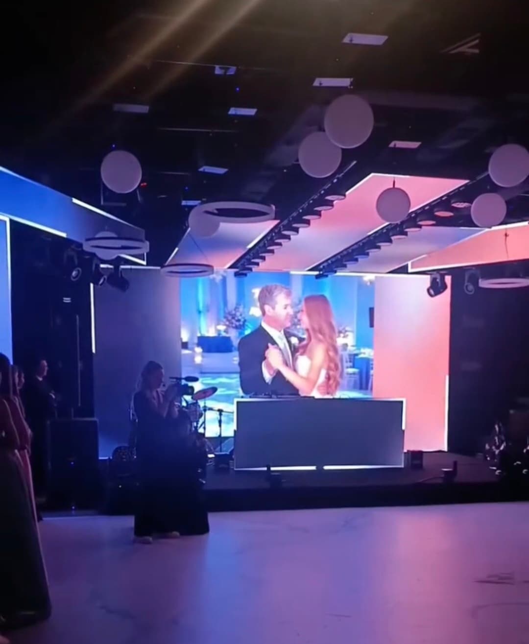 [VÍDEO]Pai falecido há 11 anos "volta" por meio de IA para dançar valsa com a filha