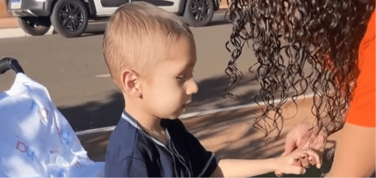 (Vídeo)Criança com deficiência visual sente a grama pela primeira vez e emociona