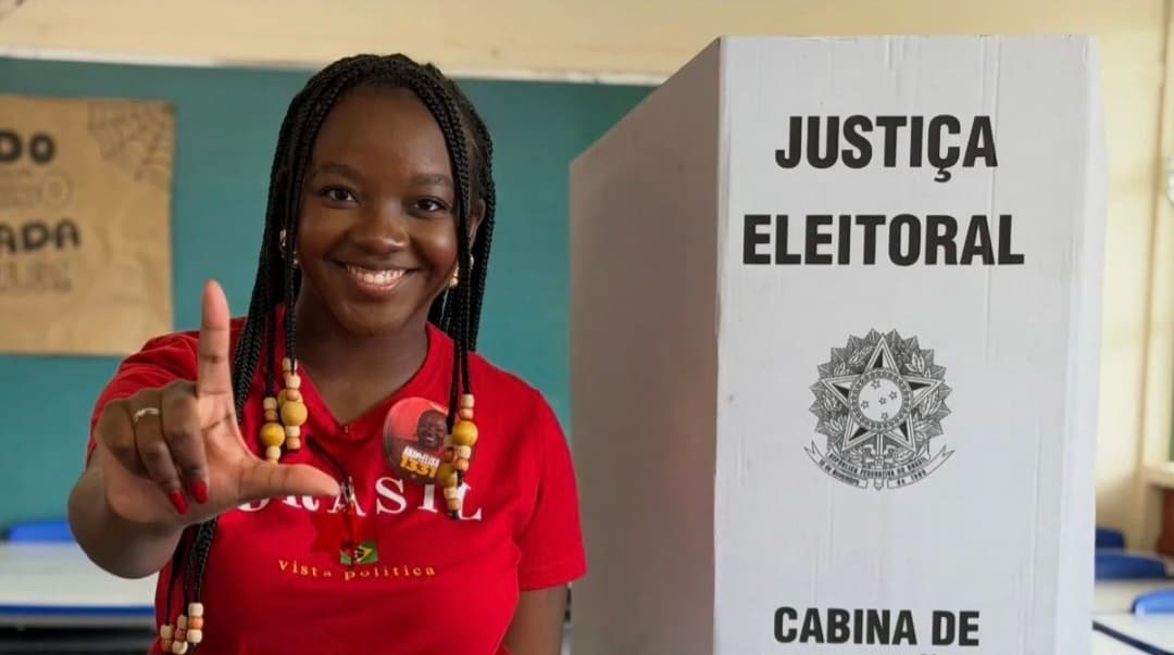 Mais votada do PT em Minas Gerais largou estágio para fazer campanha e virou deputada federal aos 21 anos