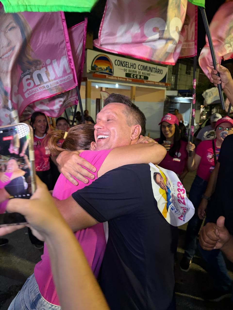 Grande arrastão rosa e azul marca encerramento da campanha de Nina e Eriko Jácome em Natal