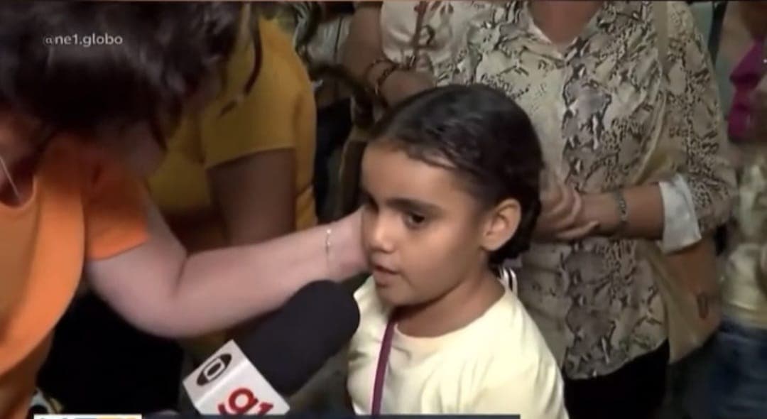 (Video)Menina emociona ao falar da saudade da mãe durante entrevista ao vivo: "fiz 8 anos e não vi minha mãezinha"