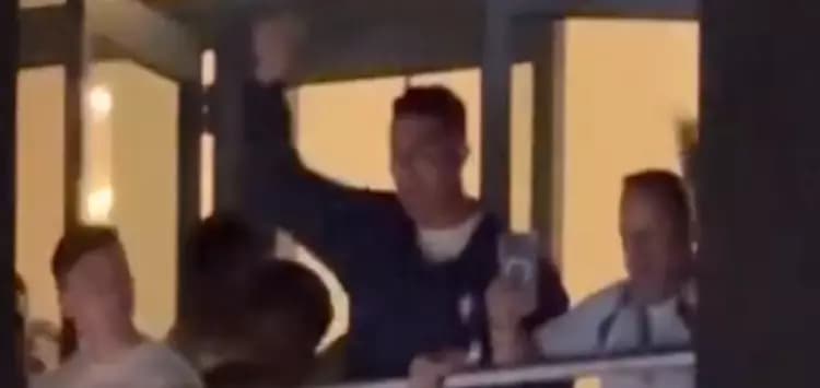 (Vídeo)Após classificação de Portugal, Cristiano Ronaldo festeja com multidão em frente ao hotel em Toronto