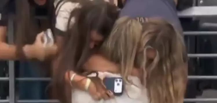 (Vídeo)Após virada histórica sobre Alemanha, técnico do Equador se emociona e corre para comemorar com a família na arquibancada