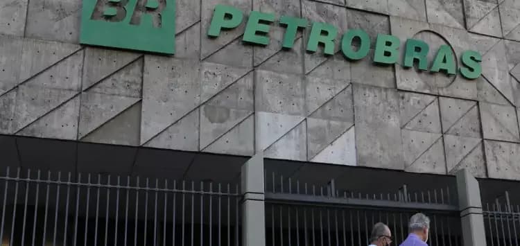 Com alívio da guerra, Petrobras reduz preço do querosene de aviação