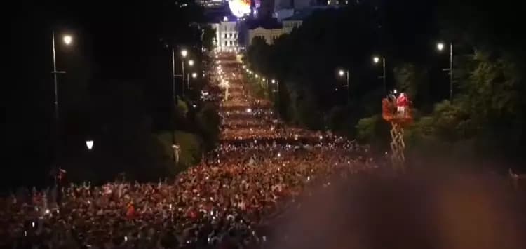 (Vídeo)Mais de 100 mil noruegueses tomam as ruas de Oslo para celebrar a classificação da Noruega na Copa do Mundo