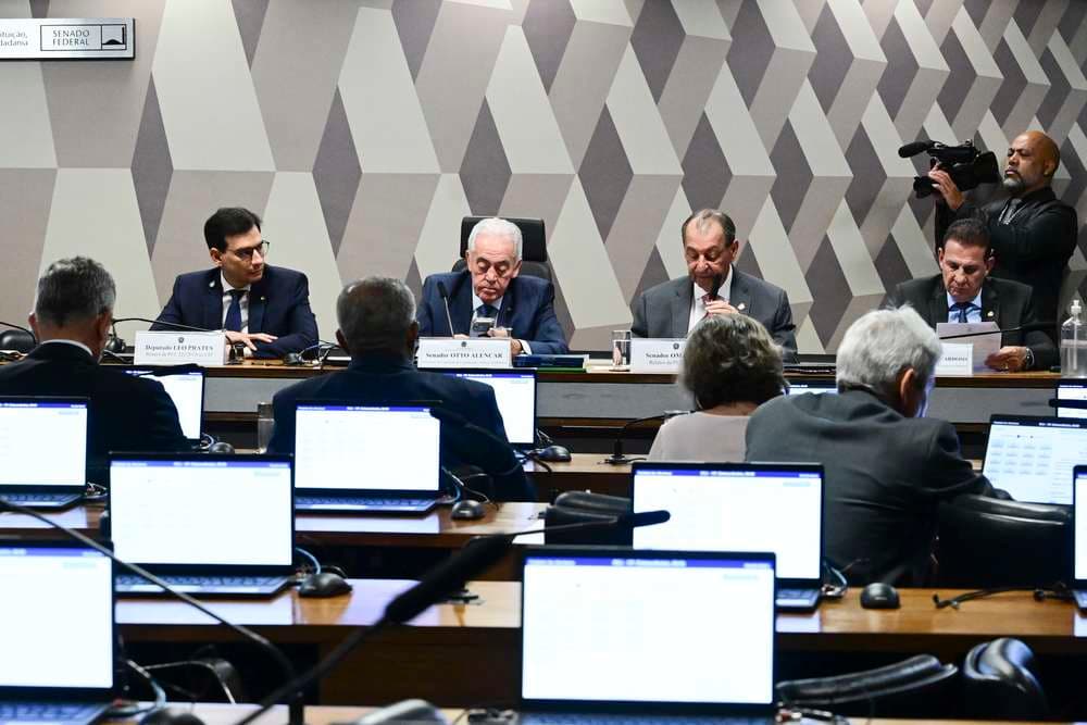 Fim da escala 6x1 é aprovada na CCj, mas votação no plenário segue indefinida