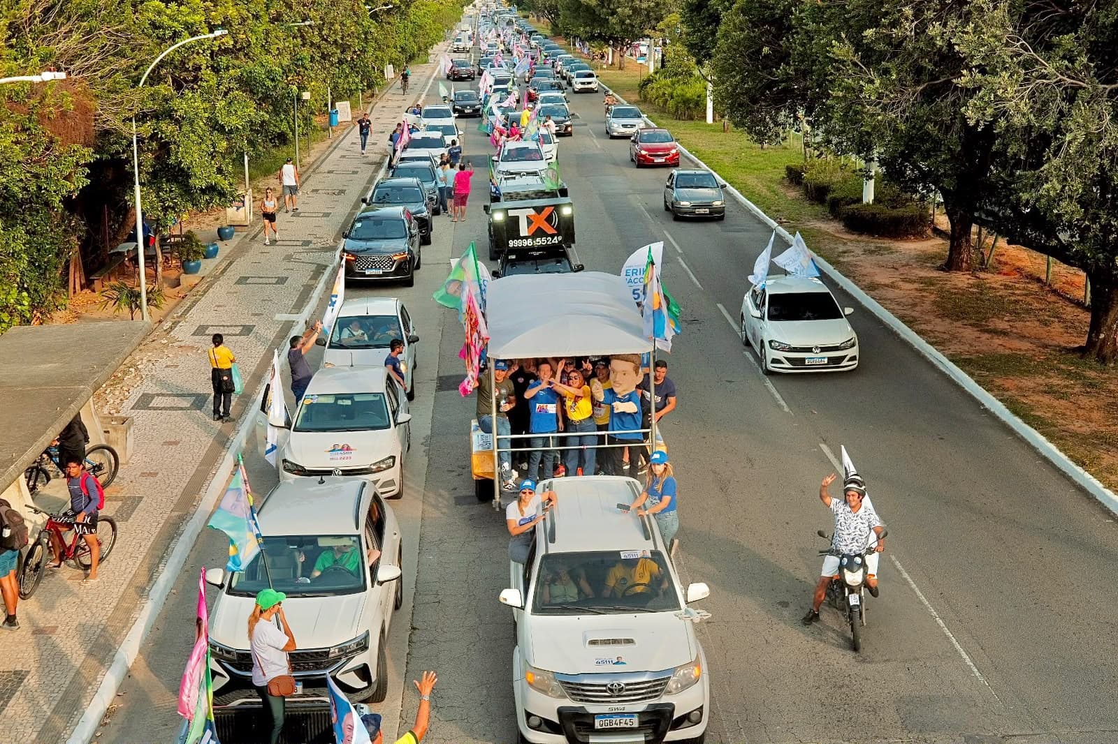 Casadinha de Nina e Eriko Jácome faz história com a maior carreata em uma campanha para deputados